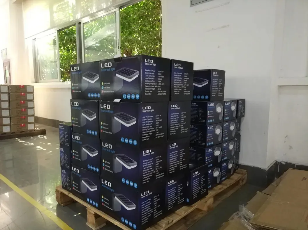 چراغ دیواری خورشیدی LED مدرن جدید هوشمند ساده باتری لیتیومی تک کریستالی سیاه ضد آب IP66 دایکاست 5